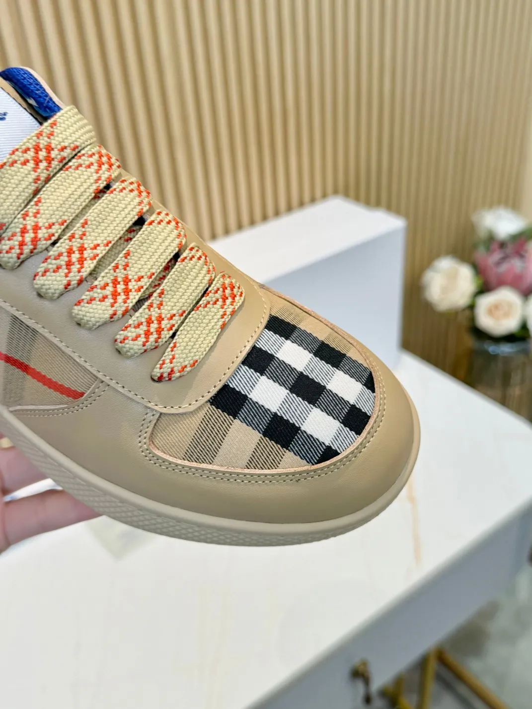 Men's men's shoes 💰560 Burberry's 2024 hot model is released. After three years, the classic plaid returns. It is versatile and decorated with worsted Burberry plaid pattern. Featuring a mesh lining and checkered laces, the rubber sole features the archive Burberry monogram. From Burberry's iconic collection, these wardrobe staples are interpreted with the brand's signature style.   ✅Fabric: classic cotton + silk cowhide ✅Lining: original board lining, silk cowhide lining for feet ✅Outsole: TPU ✅Color: apricot ✅Code number: 35-45 for men and women (35, 45 customized)